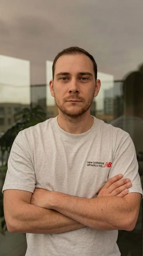 Retrato de Matheus Longhi Cordeiro, desenvolvedor de software